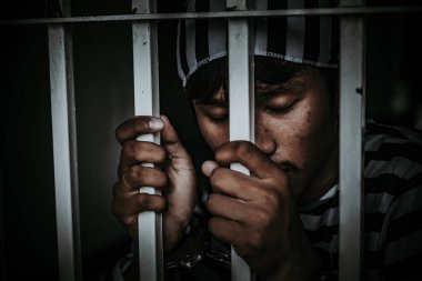 Demir hapishaneyi, esir konseptini, Tayland halkını yakalamak isteyen Asyalı erkeklerin portresi özgür olmayı umuyor..