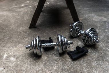 Gümüş halterler oyun için yere.