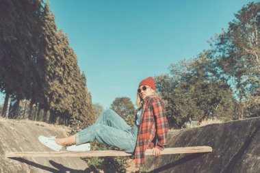 Asyalı hippi kız portresi turuncu güneş gözlüğü takıyor, bekâr genç bir kadının yaşam tarzı, moda indy tarzı konsept.