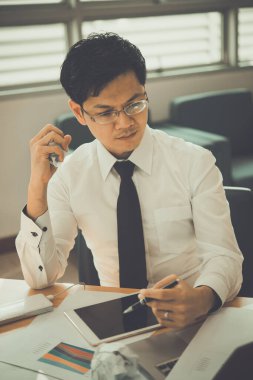 Yakışıklı genç işadamı kağıt buruşturmuş çünkü gelir konusunda ciddi. Düşük, klasik tarzda.