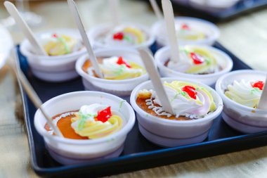 Restoranda yoğurt. Suşi