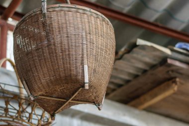 Kafesteki hasır araba.