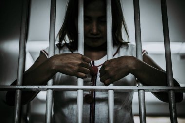 Demir hapishaneyi yakalamak için çırpınan kadın portresi, mahkum konsepti