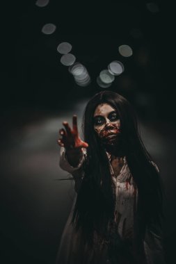 Asyalı kadın portresi hayalet yüzü, korku sahnesi, korkunç arka plan, Cadılar Bayramı posteri.