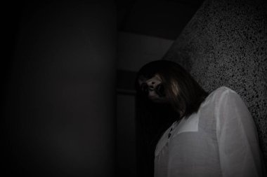 Asyalı kadın portresi hayalet yüzü, korku sahnesi, korkunç arka plan, Cadılar Bayramı posteri.