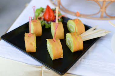 Tabaktaki Asya atıştırmalıklarını kapat.