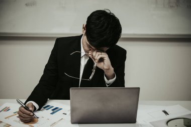 Stresli Asyalı iş adamını kapat, işten kaybet, Taylandlı insanları kaybet, iş dünyasından başarıyı değil, Hüzünlü Adam kavramını değil.