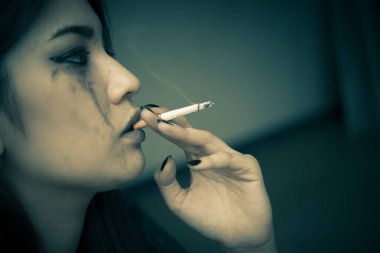 Asyalı kadın aşktan üzgün sigara içiyor çünkü erkek arkadaş stresi, kalp kırıklığı kadın konsepti...