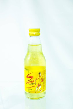 Beyaz arka plan üzerinde içki şişesiyle