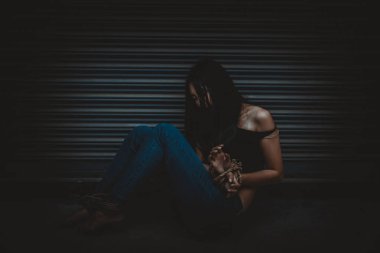 Asyalı rehine kadın gece olay yerinde iple bağlandı hırsızlar fidye için kaçırıldı, Tayland halkı...