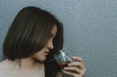 Asyalı bir kadının kalbi kırık, elinde viskiyle klasik tarzda, aşktan kırılıyor, üzgün kadın konsepti.