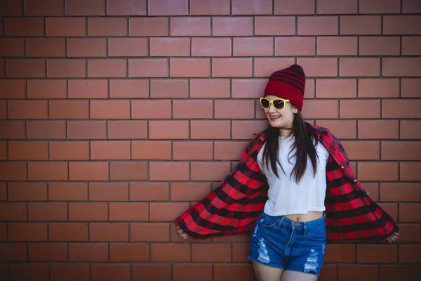 Retrato Chica Hipster Asiática Fondo Pared Ladrillo Estilo Vida Tailandia — Foto de Stock