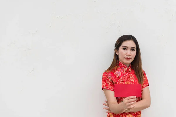 Feliz Año Nuevo Chino Retrato Mujer Asiática Tiene Sobre Rojo — Foto de Stock