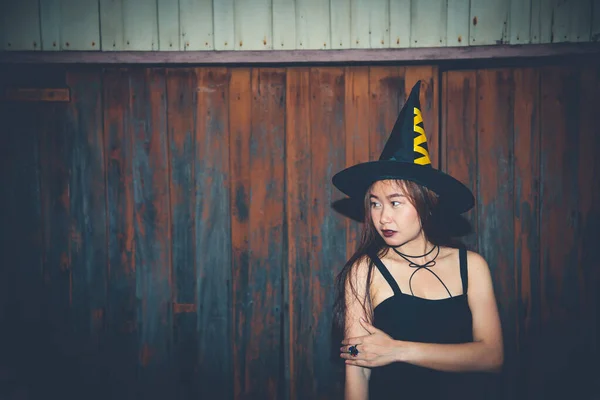 Asiática Hermosa Mujer Usar Vestido Negro Con Sombrero Bruja Concepto — Foto de Stock