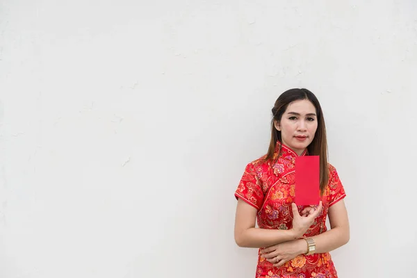 Boldog Kínai Újévet Portré Ázsiai Piros Borítékkal Fehér Falon — Stock Fotó