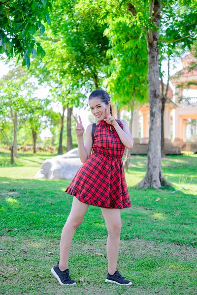 Retrato Ásia Jovem Menina Vermelho Vestido Com Saco Mostrar Médio — Fotografia de Stock