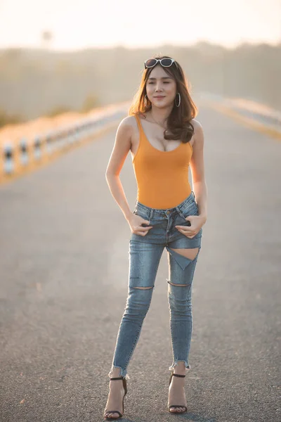 Portret Van Een Prachtige Aziatische Vrouw Het Veld Bij Zonsondergang — Stockfoto