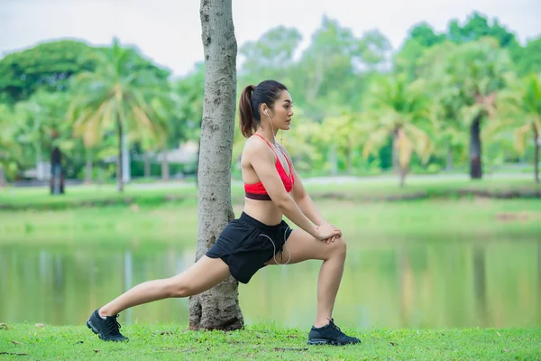 Asiática Mulher Desportiva Alongamento Corpo Respirando Fresco Parque Tailândia Pessoas — Fotografia de Stock