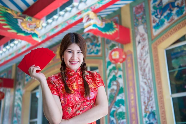 Cheongsam Elbiseli Güzel Asyalı Kadının Portresi Elinde Kırmızı Bir Zarf — Stok fotoğraf