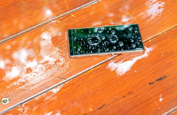 Мобильный Телефон Каплями Воды Мокром Деревянном Фоне — стоковое фото