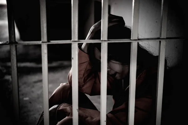 Foto Mujeres Asiáticas Desesperadas Por Atrapar Prisión Hierro —  Fotos de Stock