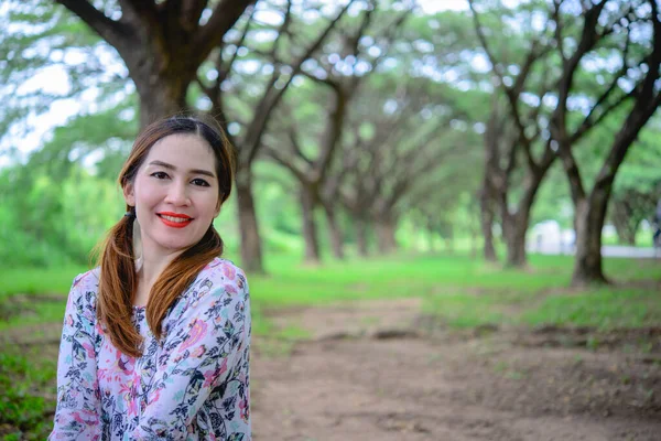 Retrato Tailandês Mulher Sob Túnel Árvore Ásia Mulher Floresta — Fotografia de Stock