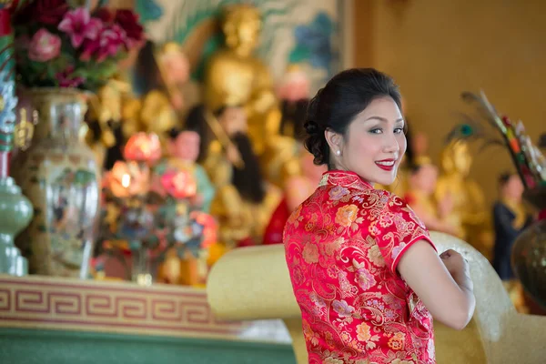 清サムのドレスで美しいアジアの女性の肖像 タイの人々 幸せな中国の新年のコンセプト — ストック写真
