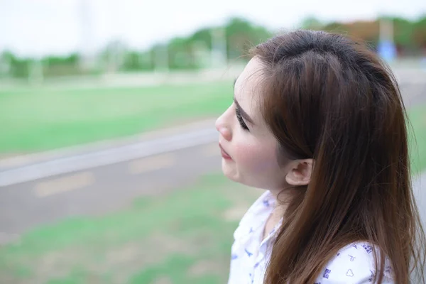 Mulher Bonita Está Olhando Céu Ela Acha Que Algo Parque — Fotografia de Stock