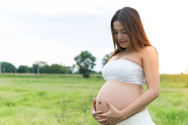 Gravid Kvinna Gräs — Stockfoto