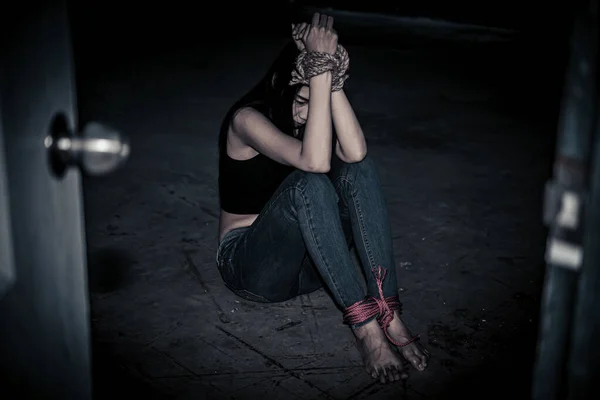 Asiática Refém Mulher Ligado Com Corda Noite Cena Ladrões Sequestrado — Fotografia de Stock