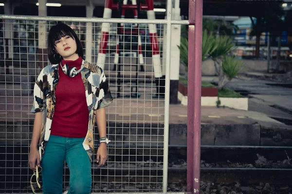 Retrato Ásia Hipster Menina Por Sol Ferroviário Vintage Estilo — Fotografia de Stock