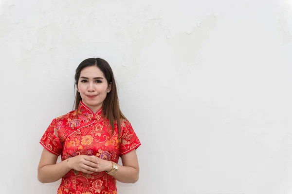 Mujer Asiática Cheongsam Pared Blanca Concepto Feliz Año Nuevo Chino — Foto de Stock