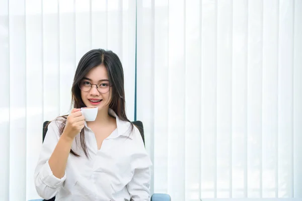 Kaffe Tid Kontor Kvinna Bära Glasögon Kontoret — Stockfoto