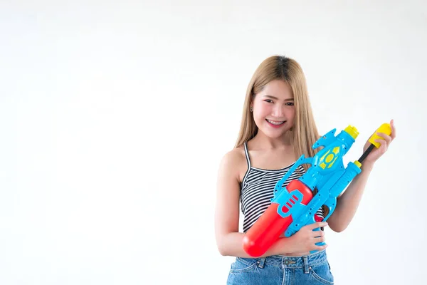 Asiática Bela Mulher Com Arma Água Mão Sobre Fundo Branco — Fotografia de Stock