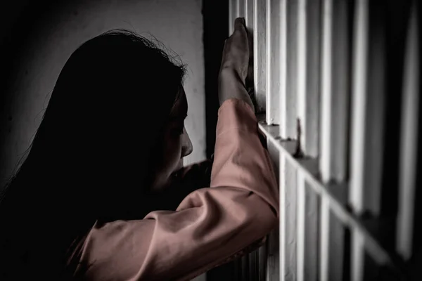 Manos Mujer Desesperadas Por Atrapar Prisión Hierro Concepto Prisionero Gente —  Fotos de Stock