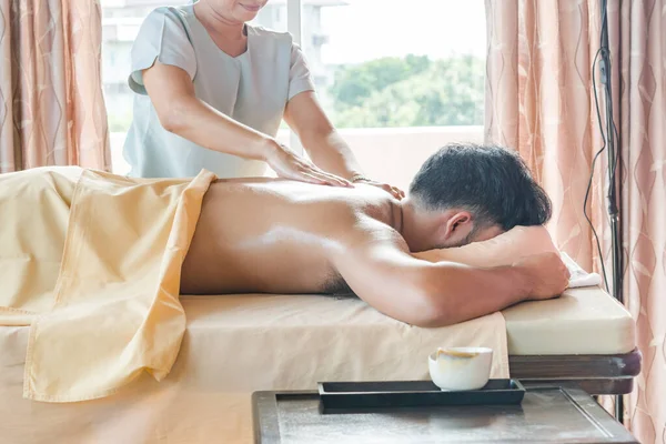 Man Ontspannen Tijdens Massage Spa Salon — Stockfoto