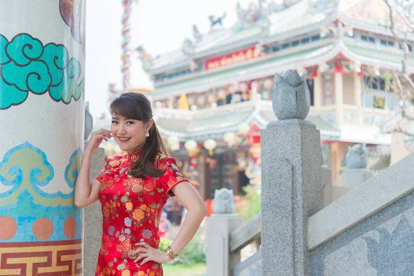 Cheongsam Elbiseli Iki Güzel Asyalı Kadının Portresi Tayland Halkı Mutlu — Stok fotoğraf