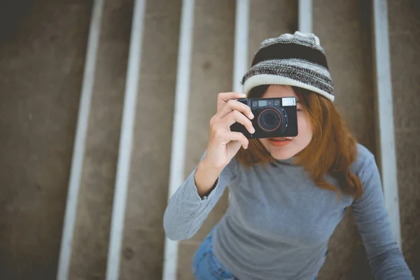 Asiatische Hipster Mädchen Mit Schwarzen Kamera Aktion Nehmen Ein Foto — Stockfoto