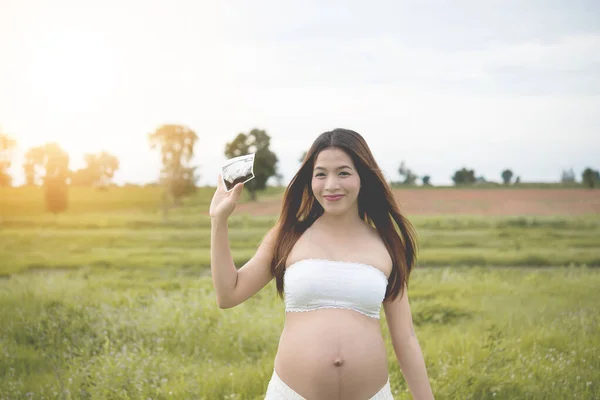 Jovem Bela Mulher Grávida Sentindo Feliz Quando Ela Olhando Imagem — Fotografia de Stock