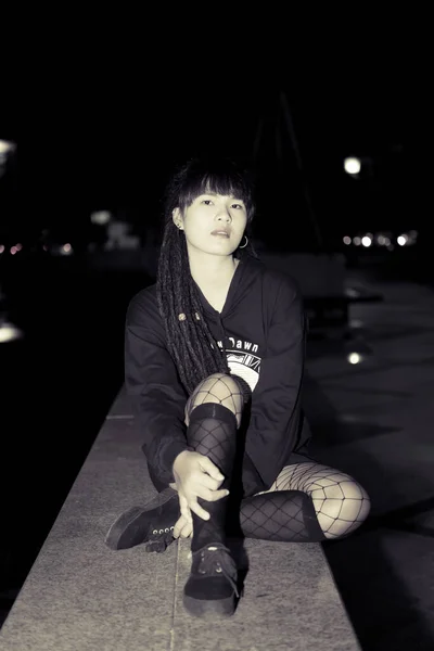 Retrato Mulher Asiática Cabelo Dreadlock Noite Cena Cidade Tailândia Pessoas — Fotografia de Stock