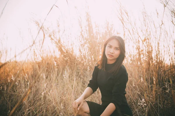 Close Verdrietig Mooi Aziatisch Vrouw Van Unrequire Liefde Het Gras — Stockfoto