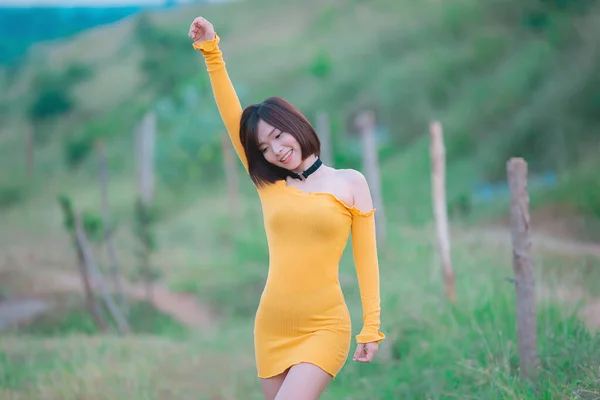 사람들 들판에서 노란색 아름다운 아시아인 여자의 — 스톡 사진