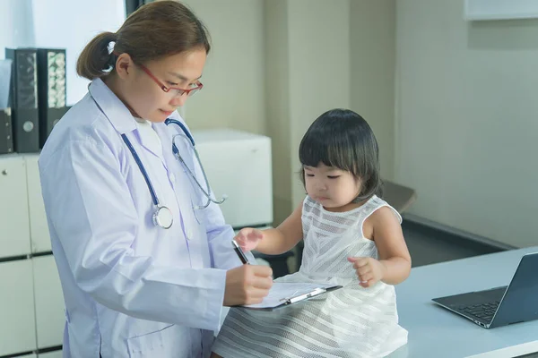 亚洲医生有一个听诊器来检查他的呼吸和一个可爱女孩的心脏 检查孩子的健康 泰国人民 — 图库照片