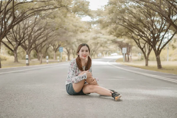 Mujer Bonita Tiene Una Hermosa Sonrisa Sentarse Carretera Bajo Árboles — Foto de Stock