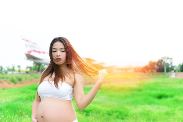 Portrét Mladé Těhotné Ženy Venku — Stock fotografie
