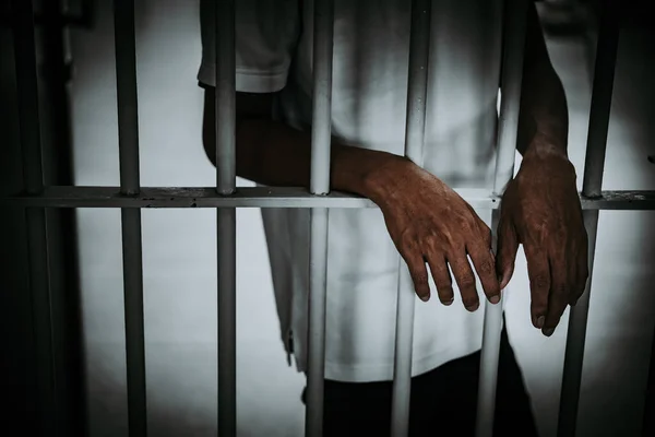 Demir hapishaneyi, esir konseptini, Tayland halkını yakalamak isteyen adamların elleri, özgür olmayı umuyoruz..