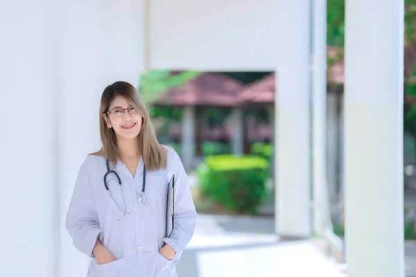 Portrait Junger Asiatischer Arzt Trägt Brille Krankenhaus — Stockfoto