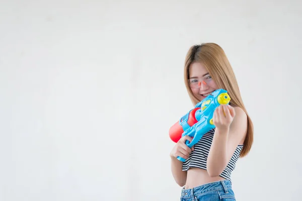 Asiática Hermosa Mujer Con Pistola Agua Mano Sobre Fondo Blanco —  Fotos de Stock