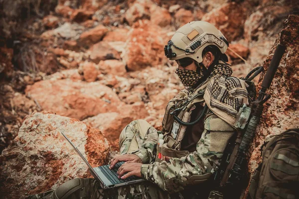 Soldater Specialstyrkor Krig Öknen Thailand Människor Armésoldat Använda Laptop För — Stockfoto