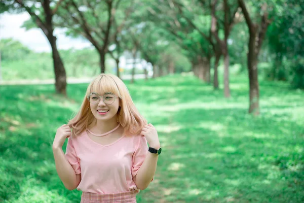 Portrait Asiatique Jeune Fille Tunnel Arbres — Photo